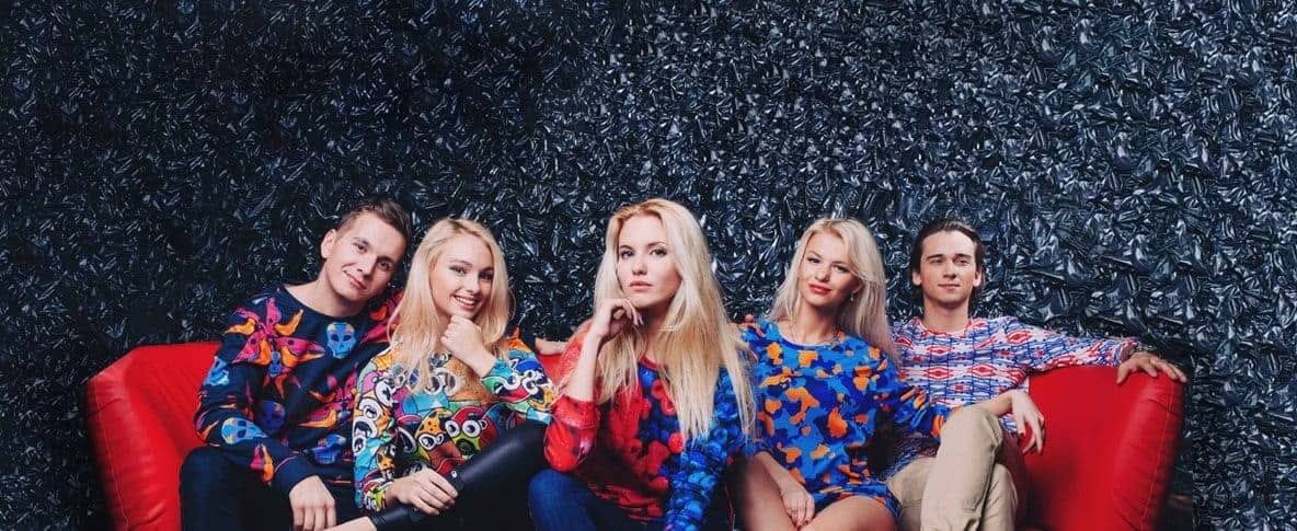 Команда PRINT BAR в одежде с принтами