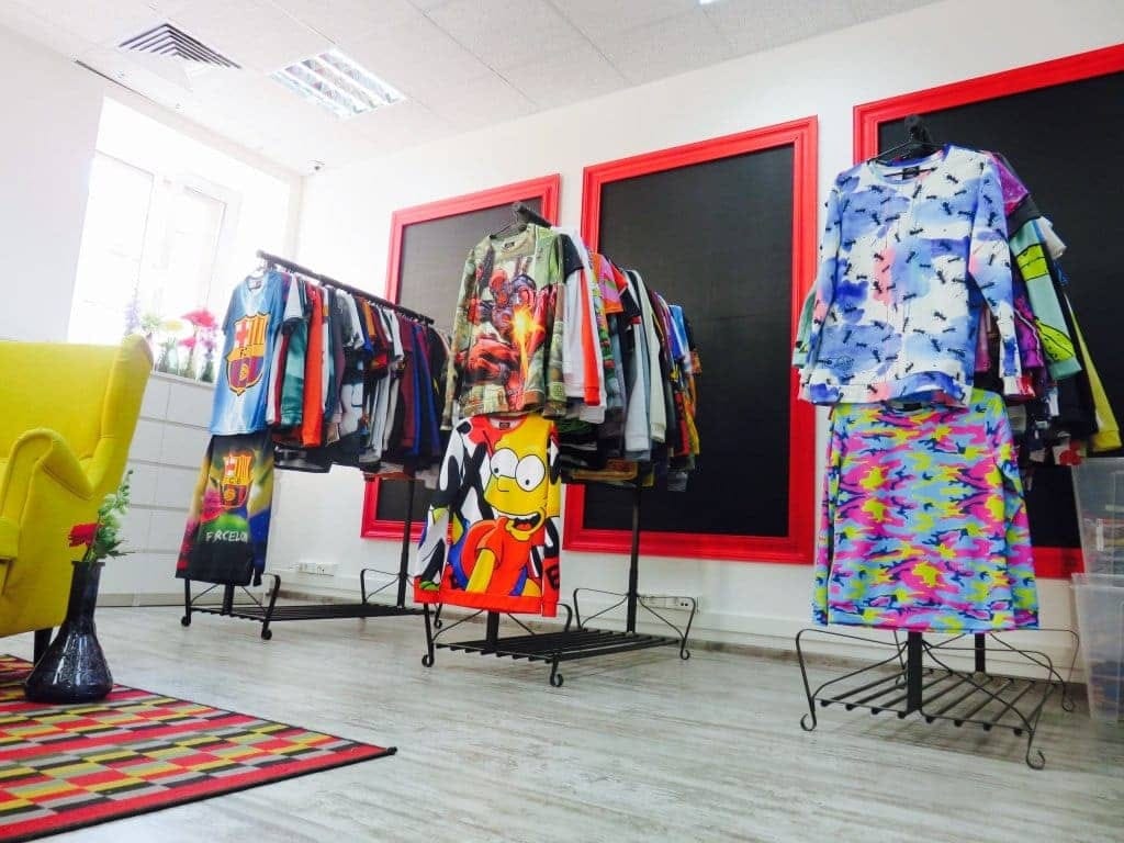 Вешалки с одеждой в магазине PRINT BAR