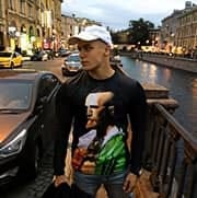 Покупатель в одежде PRINT BAR